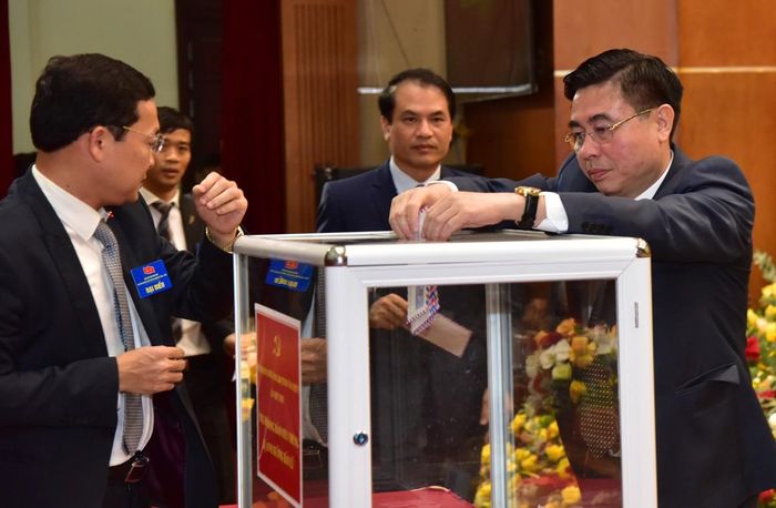 Các đại biểu dự Đại hội quyên góp ủng hộ đồng bào bị thiệt hại do mưa lũ
