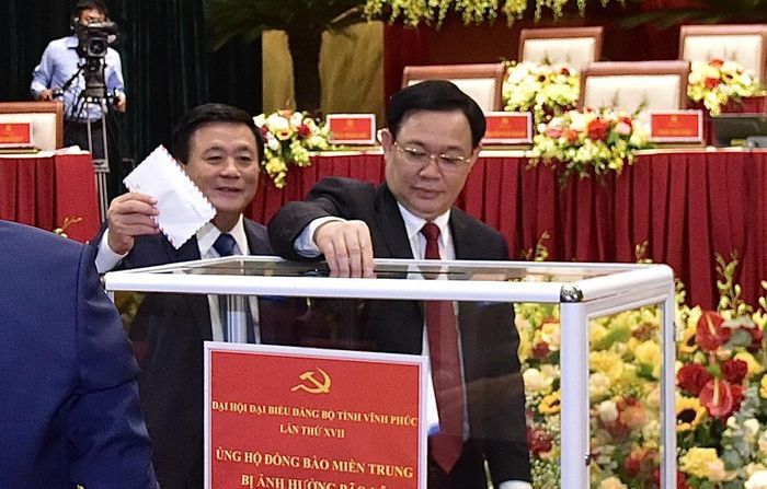 Ủy viên Bộ Chính trị Vương Đình Huệ cùng nhiều đại biểu khách mời về dự Đại hội Đảng bộ tỉnh Vĩnh Phúc cũng quyên góp ủng hộ đồng bào bị ảnh hưởng bởi lũ lụt. Trước đó, tại Đại hội Đảng bộ thành phố Hà Nội lần thứ XVII ngày 13/10, ông Vương Đình Huệ cùng các đại biểu cũng tiến hành quyên góp ủng hộ đồng bào bị lũ lụt. Ảnh: PV