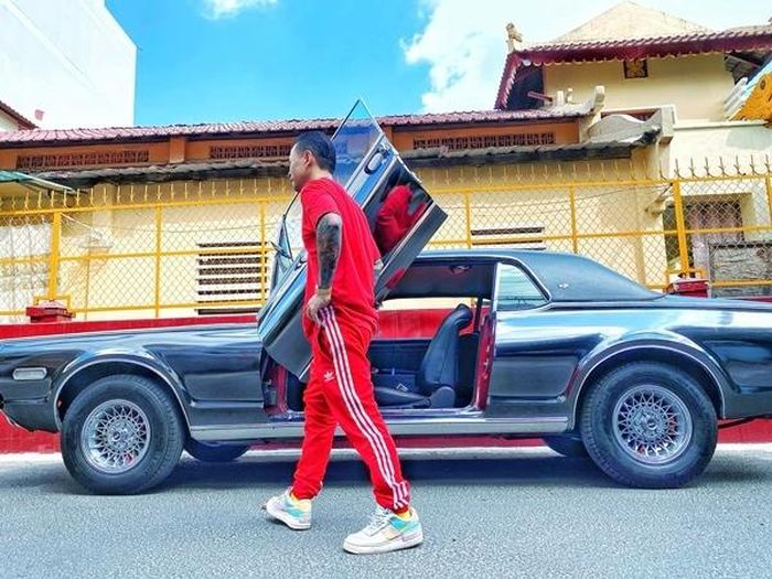 Khi được “gán ghép” với Châu Bùi, Binz nhận nhiều bình luận từ khán giả về độ “chất” trong thời trang không kém cạnh “bạn gái tin đồn”.