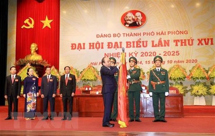 Thủ tướng Nguyễn Xuân Phúc trao tặng Huân chương Hồ Chí Minh cho Đảng bộ, chính quyền và nhân dân thành phố Hải Phòng. (Ảnh: An Đăng/TTXVN)
