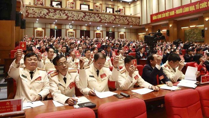  Các đại biểu biểu quyết tại Đại hội. (Ảnh: Hoàng Hùng/TTXVN) 
