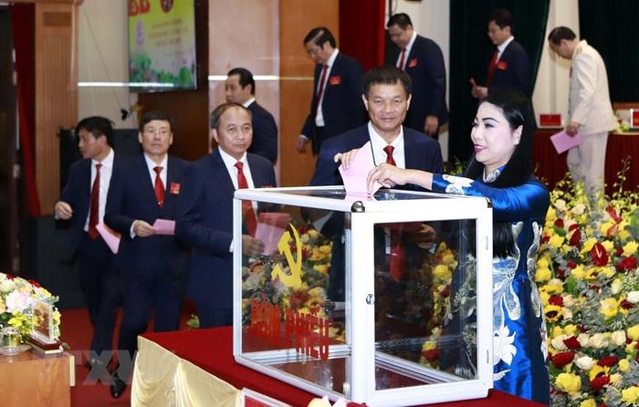  Đại biểu bỏ phiếu biểu bầu Ban Chấp hành đảng bộ tỉnh Vĩnh Phúc khóa XVII nhiệm kỳ 2020-2025. (Ảnh: Hoàng Hùng/TTXVN) 