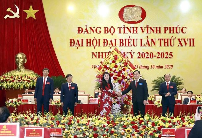  Ông Vương Đình Huệ, Ủy viên Bộ Chính trị, Bí thư Thành ủy Hà Nội tặng hoa chúc mừng lãnh đạo tỉnh Vĩnh Phúc. (Ảnh: Hoàng Hùng/TTXVN) 