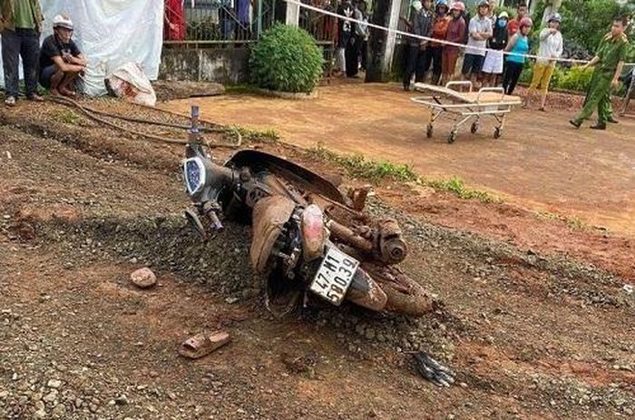 Chiếc xe máy của nạn nhân nằm gần nơi phát hiện thi thể.