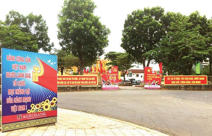  Thị trấn Hồ Xá, huyện Vĩnh Linh rực rỡ cờ hoa trong dịp diễn ra Đại hội Đảng bộ huyện nhiệm kỳ 2020-2025 