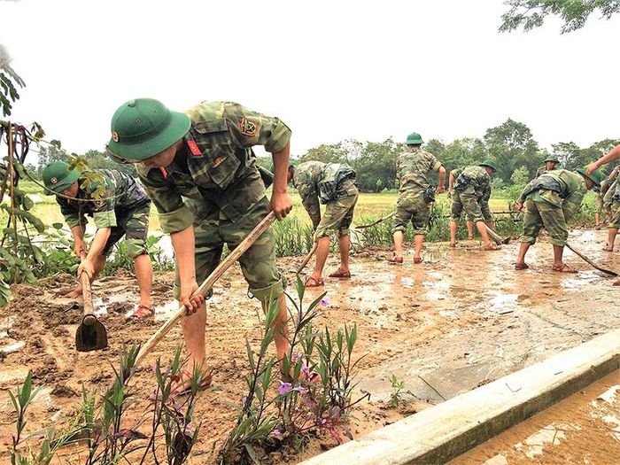  Bộ đội giúp dân khắc phục hậu quả mưa bão 