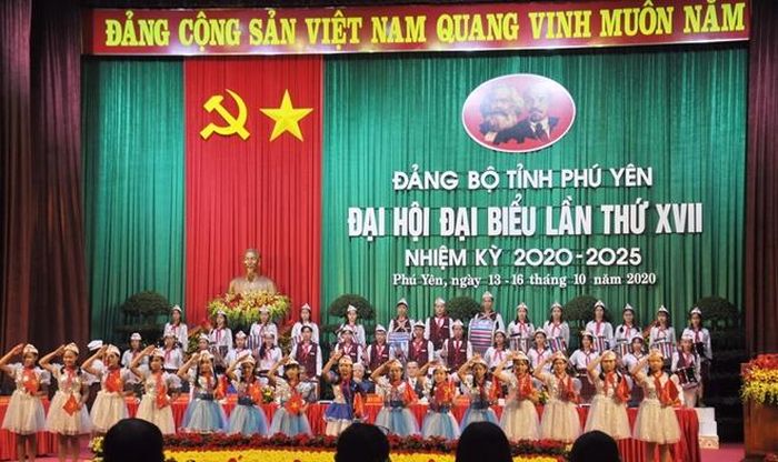 Đại diện thiếu niên - nhi đồng tỉnh Phú Yên chào mừng Đại hội