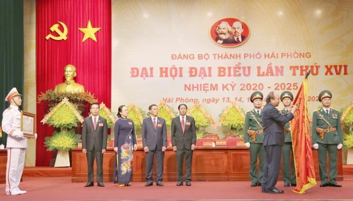 Thủ tướng Nguyễn Xuân Phúc trao Huân chương Hồ Chí Minh tặng Đảng bộ, chính quyền và nhân dân TP Hải Phòng.