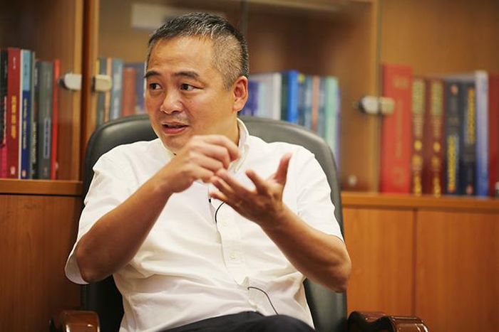 - Có nghĩa là theo anh, sau tất cả những chuyện không hay về xã hội hóa y tế thì bây giờ, điều mấu chốt không phải là xóa cơ chế xã hội hóa y tế mà là vẫn xã hội hóa nhưng phải tìm cách công khai hóa, minh bạch hóa và thay đổi thế nào đó để theo kịp với vận động thực tiễn hôm nay. Tôi hiểu như thế có đúng không, thưa anh?
