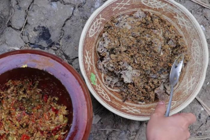  Một cách thưởng thức khác là giã nhuyễn bọ nước khổng lồ và trộn thêm một số nguyên liệu như tỏi, ớt... Phần hỗn hợp nhuyễn này dùng để chấm gia vị cũng rất ngon. Ảnh: Cooking Technique. 