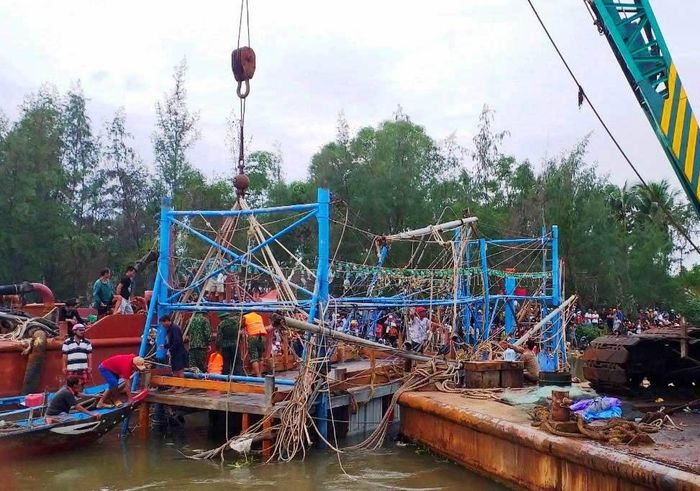 Phòng Cảnh sát PCCC và CNCH CA tỉnh Quảng Nam và lực lượng chức năng triển khai tìm kiếm hai cha con ông Diệp.