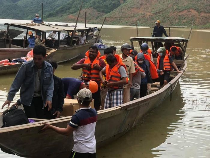 Giải cứu 19 người thi công tại công trình thủy điện Rào Trăng 3 bị mặc kẹt tại thủy điện Rào Trăng 4