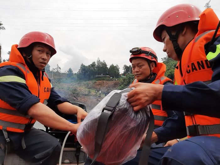 Tiếp cận khu vực sạt lở