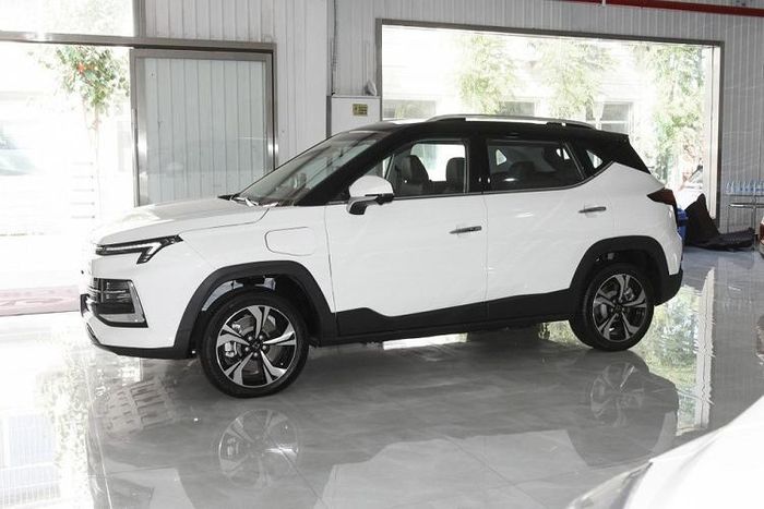 Mẫu xe điện mới này có trang bị một mô tơ điện trên trục bánh trước. Công suất mô tơ là 156 mã lực và 340 Nm mô-men xoắn cực đại, khá khiêm tốn so với một số đối thủ cùng phân khúc. Bù lại, xe có lắp một cụm pin 66 kWh, cung cấp cự li di chuyển 502 km theo chu trình NEDC.