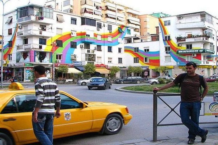 Đây cũng là vùng đô thị lớn nhất Albania. Hầu như tất cả các công ty lớn, các nhà máy và cơ quan nghiên cứu khoa học đều đặt trụ sở tại thành phố này.