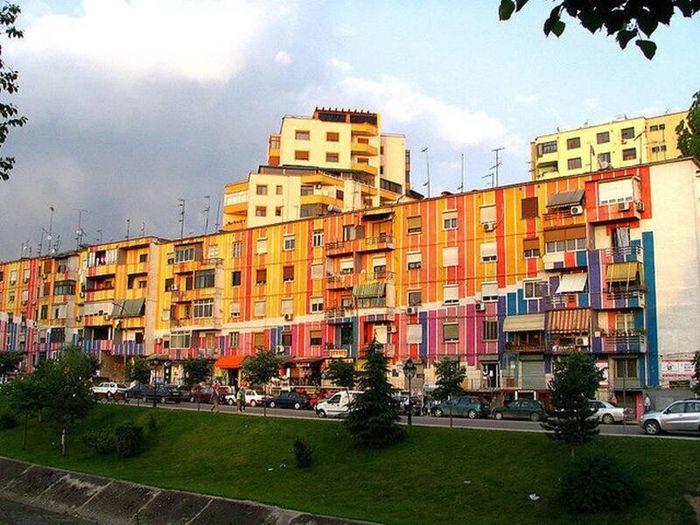 Thủ đô Tirana gây ấn tượng bởi những tòa nhà đầy sắc màu.