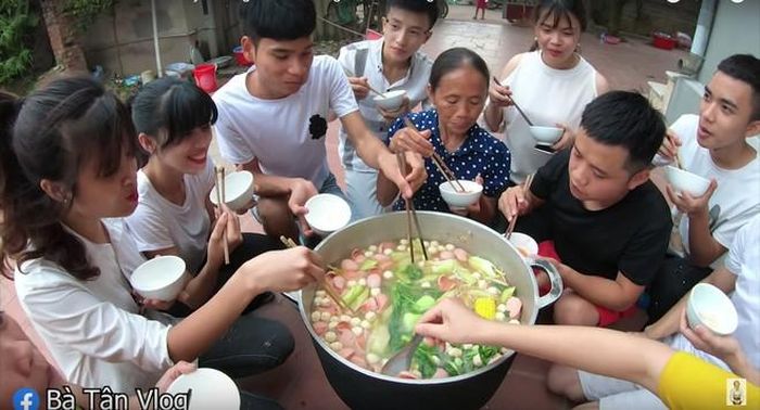 Theo trang Social Blade, Bà Tân Vlog đang được xếp hạng 45 trong danh sách các kênh YouTube hot nhất Việt Nam. Thu nhập từ YouTube của bà Tân Vlog ước tính khoảng 3.900-62.000 USD/ tháng (tương đương khoảng 89,7 triệu - 1,4 tỉ đồng).