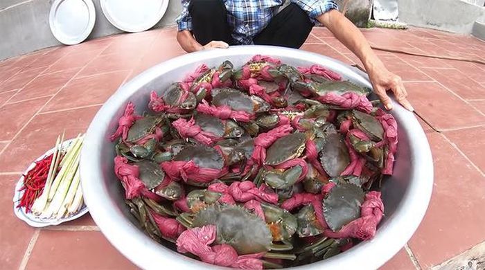 Sau đó, những lần ăn mừng ''quá lố'' của bà Tân vẫn tiếp tục được thực hiện, từ hấp nồi cua khủng đãi các cháu nhân dịp nhận lương lần đầu, cho đến làm nồi lẩu Thái siêu to khổng lồ mừng U23 Việt Nam chiến thắng,...