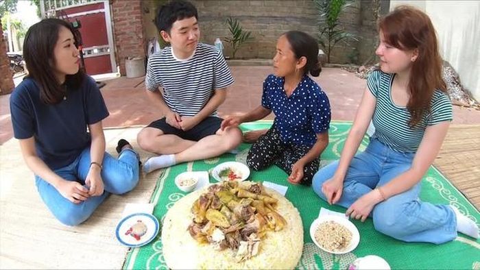 Trước đó, bà Tân đã từng có nhiều màn ăn mừng hoành tráng với những món ăn siêu to khổng lồ như thế này. Phải kể đến mâm xôi gà "siêu to khổng lồ" được bà Tân làm để ăn mừng kênh Youtube đạt được huân chương kỷ lục Việt Nam, với sự góp mặt của 3 ''người cháu'' ngoại quốc.