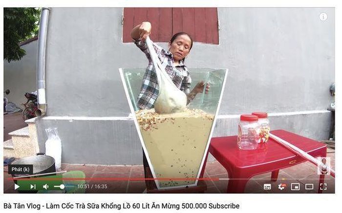 Những lần sau đó, bà Tân liên tục gây chú ý với loạt món ăn siêu to khổng lồ khác mừng thành tích như cốc trà sữa 60 lít, cốc dưa hấu dầm hay trà Thái khủng,....và không thể thiếu sự xuất hiện của các cháu.