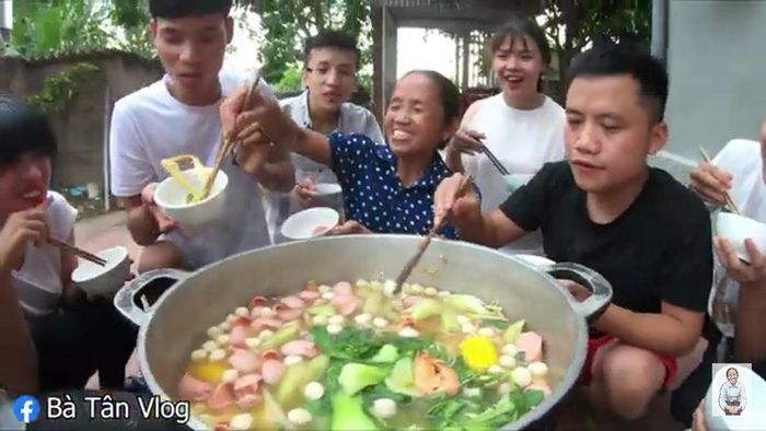 Tuy nhiên thời gian gần đây, kênh YouTube của gia đình bà Tân Vlog như Hưng Vlog, Hưng Troll, Hậu Troll... vấp phải nhiều chỉ trích liên quan đến việc nấu nướng thực phẩm chưa đảm bảo vệ sinh, nội dung clip nhảm, không phù hợp thuần phong mỹ tục,...