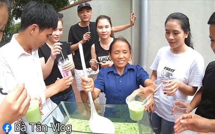 Các ''thánh soi'' còn bóc mẽ một sự thật kinh hoàng trong những clip nấu món siêu to khổng lồ của bà Tân. Người phụ nữ này thường xuyên dùng một chiếc thìa rất to để khuấy món ăn, trong khi trong một số khung hình, dân mạng phát hiện bà từng dùng vật dụng này để... cho lợn ăn.