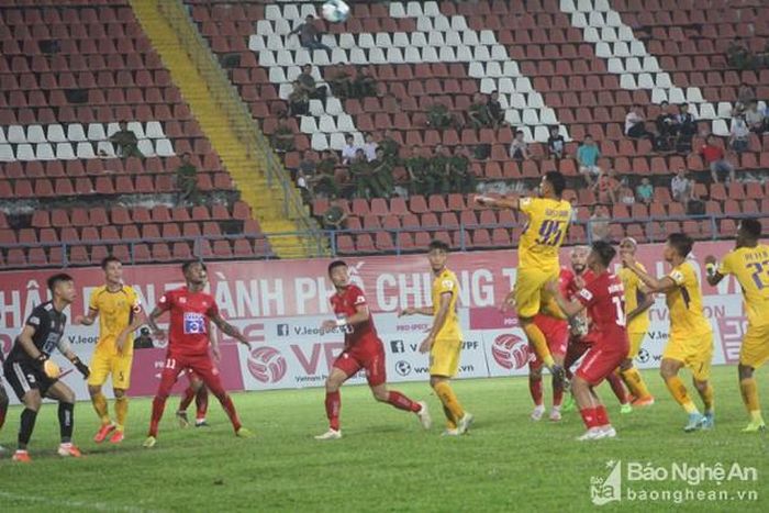 Muốn vượt qua được Hải Phòng, SLNA (áo vàng) phải chơi với quyết tâm cao nhất. Ảnh: Bá Tuấn