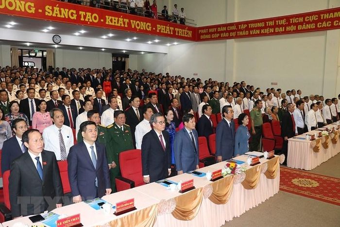  Các đại biểu thực hiện nghi thức chào cờ. (Ảnh: Huỳnh Sử/TTXVN) 
