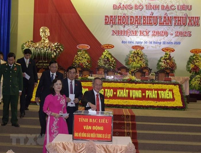  Các đại biểu dự Đại hội quyên góp ủng hộ đồng bào miền Trung đang bị ảnh hưởng của lũ lụt. (Ảnh: Huỳnh Sử/TTXVN) 
