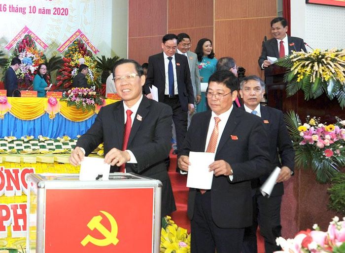 Bí thư Tỉnh ủy Phan Văn Mãi và Đoàn Chủ tịch bỏ phiếu bầu Ban Chấp hành Đảng bộ tỉnh nhiệm kỳ 2020 - 2025. Ảnh: Báo Đồng Khởi.