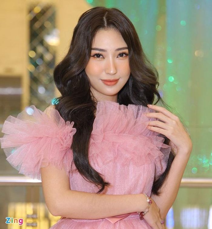 Khổng Tú Quỳnh trong bộ đầm voan màu hồng. Khoảng một năm trở lại đây, nữ ca sĩ im ắng, không ra sản phẩm hay tham gia phim ảnh.