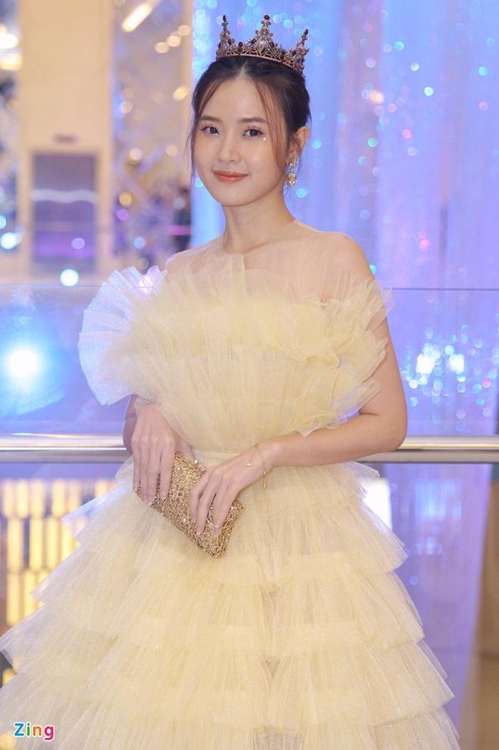 Tối 15/10, show thời trang kỷ niệm 5 năm sự nghiệp của NTK Nguyễn Minh Công thu hút sự tham gia của nhiều nghệ sĩ Việt: Trương Quỳnh Anh, Thanh Hằng, Midu, Khổng Tú Quỳnh, Puka, Lãnh Thanh... Góp mặt tại sự kiện, nữ diễn viên Midu gợi cảm với váy voan xếp tầng màu pastel. Cô khéo léo kết hợp trang sức, ví cầm tay ton sur ton.