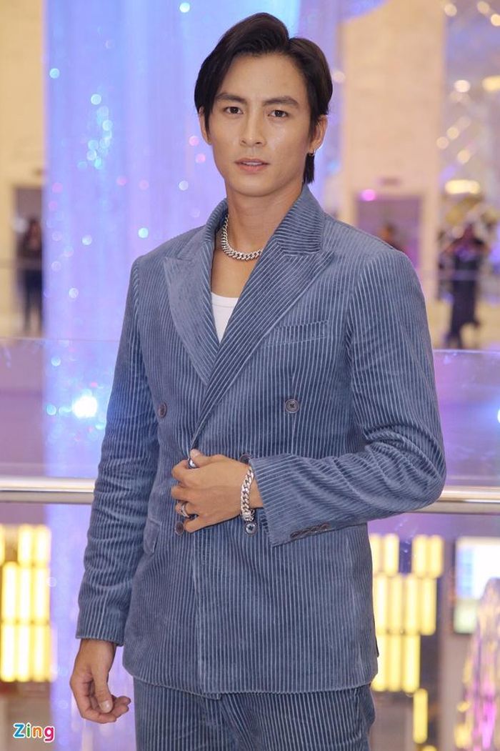 Diễn viên Lãnh Thanh mặc bộ vest xanh. Anh khởi nghiệp với vai trò người mẫu. Những năm qua, anh góp mặt trong nhiều bộ phim như Tháng năm rực rỡ, Thưa mẹ con đi và gần nhất là Chị chị em em. "Tôi muốn thử sức mình ở nhiều vai trò. Trong phim ảnh, tôi luôn cố gắng hóa thân vào nhiều dạng nhân vật để làm mới bản thân", nam diễn viên nói với Zing.