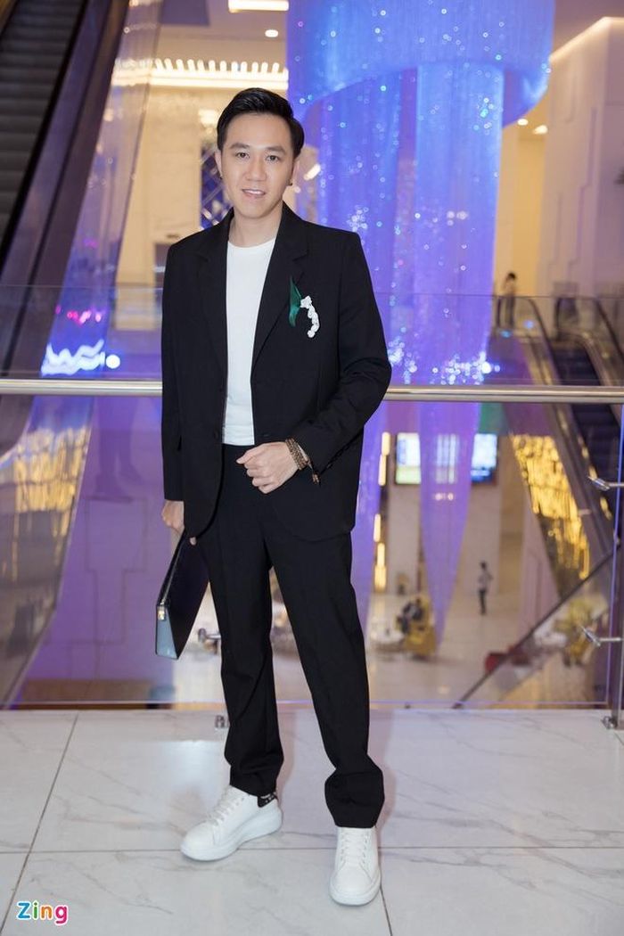 Diễn viên Anh Đức cũng xuất hiện tại show thời trang. Anh lịch lãm trong bộ vest đen phối cùng giày thể thao trắng. Đây là một trong những sự kiện thời trang hiếm hoi anh góp mặt từ khi ồn ào liên quan đến đời tư xảy ra.