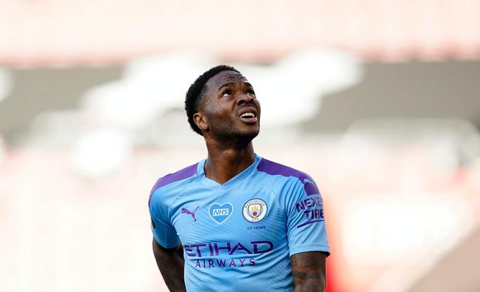  Năm 2014 rất đáng nhớ với Raheem Sterling khi anh thể hiện phong độ tuyệt vời trong màu áo Liverpool. Tiền đạo người Anh cũng nhận được giải thưởng "Cậu bé vàng". Lúc đó, anh chỉ vừa tròn 20 tuổi. Rời Liverpool và gia nhập Manchester City sau đó, Sterling ngày càng trưởng thành và tiến bộ vượt bậc.