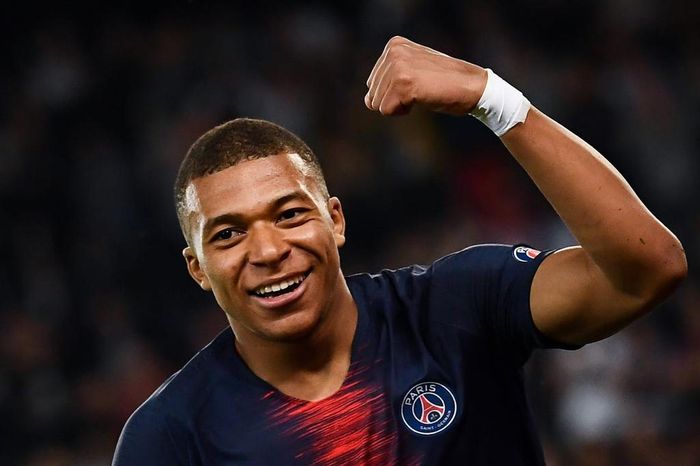  Kylian Mbappe sớm trở thành cầu thủ trẻ hàng đầu thế giới với màn trình diễn tuyệt vời ở PSG lẫn đội tuyển Pháp. Ở tuổi 21, tiền đạo "Les Bleus" đã giành được nhiều danh hiệu lớn, trong đó có chức vô địch World Cup 2018. Hiện tại, Mbappe tiếp tục hoàn thiện bản thân và được xem là người kế thừa Ronaldo và Messi. 