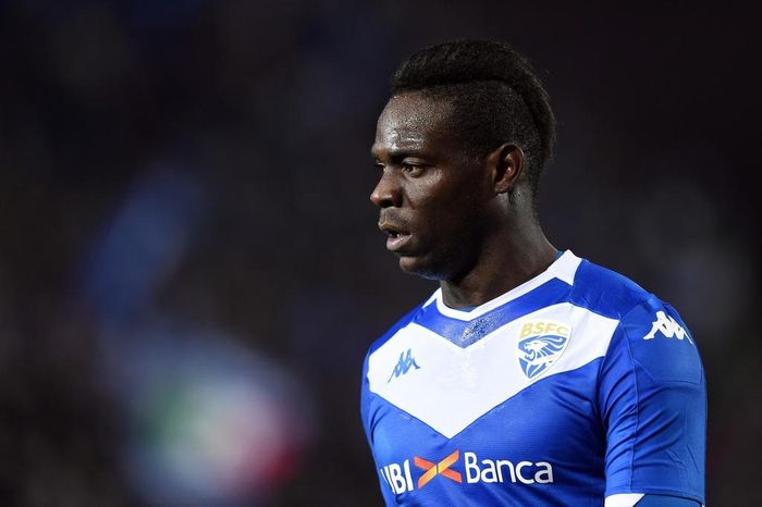  Mario Balotelli là ngôi sao lắm tài nhiều tật. Lúc còn trẻ, anh từng được đánh giá ngang hàng với những siêu sao Messi và Ronaldo. Thế nhưng, chân sút người Italy đã tự tay hủy hoại sự nghiệp bởi thói vô kỷ luật, lười biếng tập luyện cùng những cuộc ăn chơi vô bổ. 