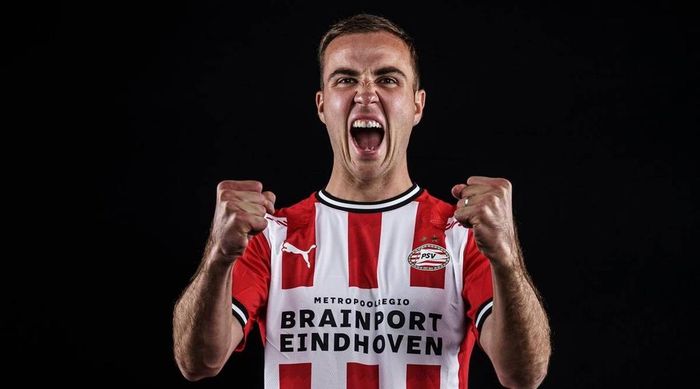  Dưới sự dẫn dắt của HLV Juergen Klopp, tiền vệ Mario Goetze từng là nhân tố nổi bật của Dortmund và cả tuyển Đức. Thế nhưng, quyết định chuyển sang Bayern Munich đã kéo lùi sự nghiệp của ngôi sao này. Hiện tại, Goetze phải phiêu bạt sang PSV Eindhoven để tìm kiếm cơ hội khác cho bản thân. 
