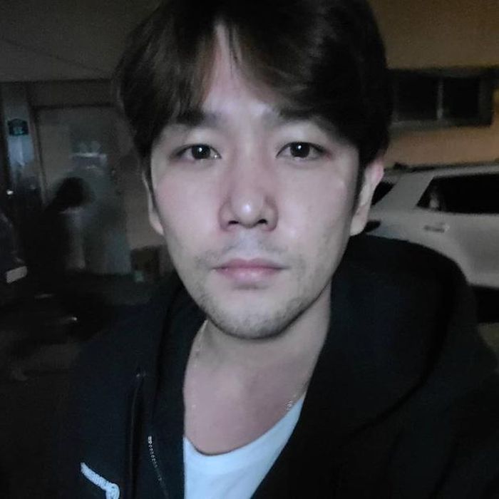 Khán giả không nhận ra Kangin với gương mặt tiều tụy, không cạo râu. Ảnh: Dispatch.