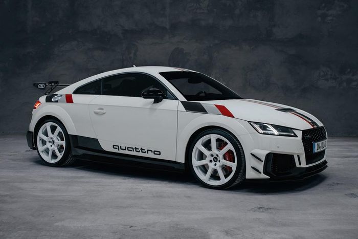 Audi TT RS 40 vừa được giới thiệu tại Đức. Đây là phiên bản đặc biệt của dòng xe thể thao Audi TT. Được biết, số 40 trong tên gọi là ký hiệu cho biết xe được sản xuất giới hạn 40 chiếc nhằm kỷ niệm 4 thập kỷ Audi giới thiệu hệ dẫn động 4 bánh toàn thời gian quattro. Mức giá cho Audi TT RS 40 tại Đức là 114.040 euro, tương đương 133.500 USD.