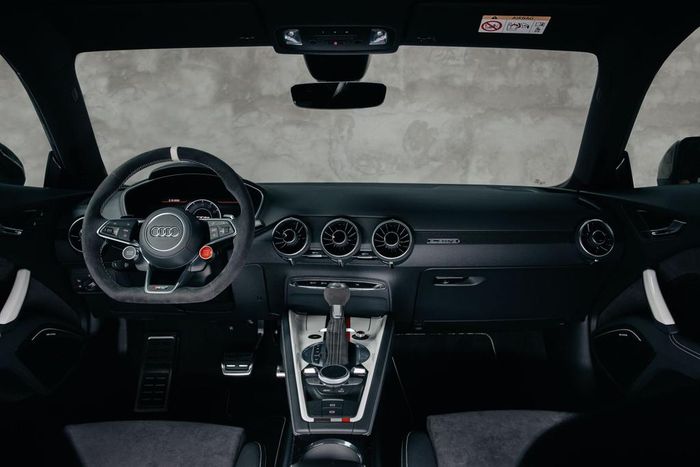 Nội thất của Audi TT RS 40 mang tông màu đen chủ đạo và được trang trí bởi các họa tiết trắng, đỏ tương phản. Vô-lăng và cần số được bọc da Alcantara cao cấp trong khi ghế ngồi thể thao phủ da Nappa. Số thứ tự của mỗi chiếc TT RS 40 được khắc trên cần số. Những trang bị tiện nghi khác được giữ nguyên như bản TT RS Coupé.
