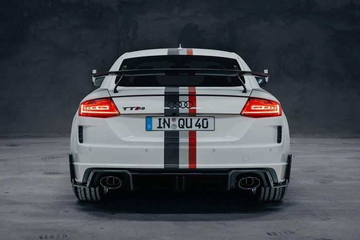 Cánh lướt gió của TT RS 40 có kích thước to hơn model TT RS Coupé giúp cải thiện tính khí động học cho xe. Cản sau cũng được bổ sung thêm các mảng ốp trang trí tối màu, kết hợp với cụm 2 ống xả hình oval giúp đuôi xe đẹp mắt hơn.