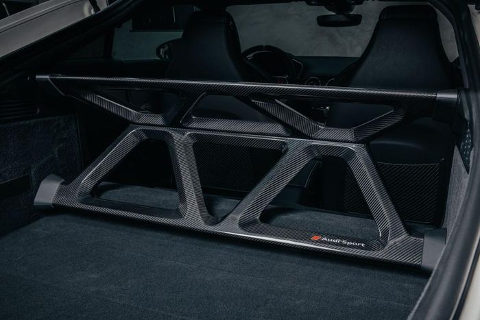 Hàng ghế thứ 2 được Audi loại bỏ và thay thế bằng khung gia cường làm tự sợi carbon. Tinh chỉnh này giúp chiếc TT RS 40 nhẹ hơn bản TT RS Coupé khoảng 16 kg, đồng thời khả năng chịu vặn xoắn của thân xe cũng được cải thiện tốt hơn.