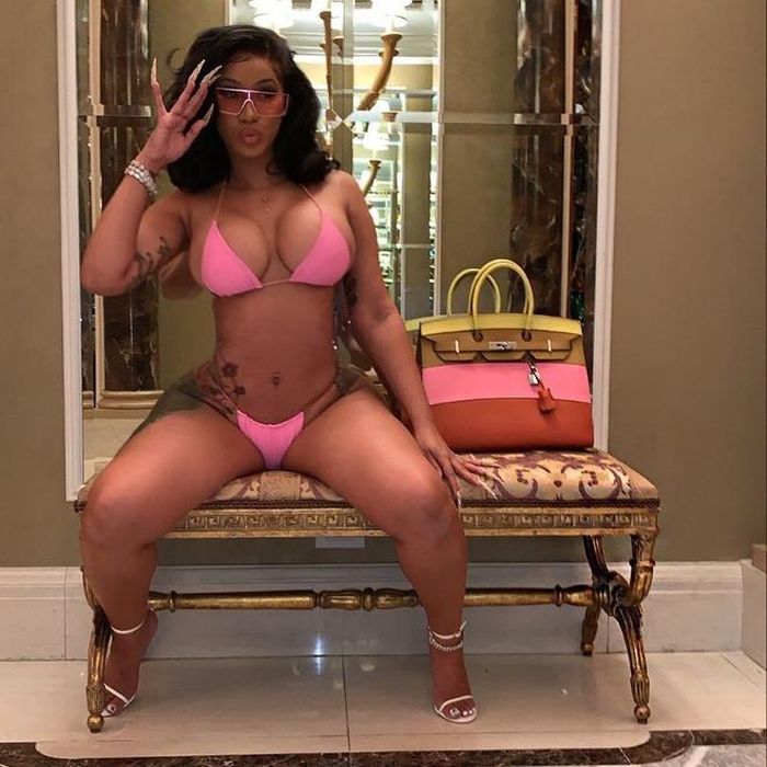  Cardi B gây tranh cãi khi diện bikini hồng kết hợp với túi xách Birkin cùng tông. Ảnh: @iamcardib. 