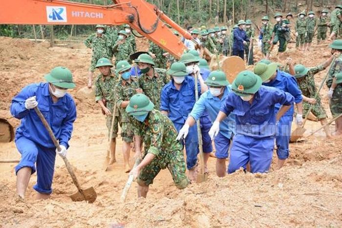 Các lực lượng cứu hộ cứu nạn tại hiện trường tích cực tìm kiếm các nạn nhân. Ảnh: qdnd.vn