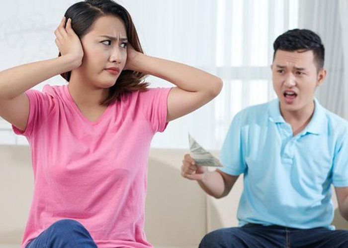 Em nói thẳng với chồng là em sẽ không vừa chăm con vừa chăm cháu thì anh ấy giận dỗi, cáu gắt với em. (Ảnh minh họa). 