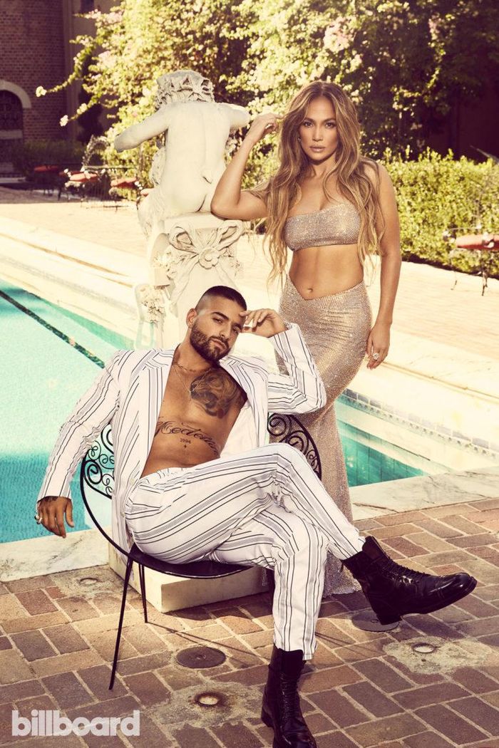  Cùng thực hiện loạt ảnh này với Jennifer Lopez là ca sĩ Maluma, giọng ca kết hợp với cô trong rất nhiều MV nóng bỏng như Lonely, Pa Ti... Anh chàng cũng từng gây sốt với màn song ca bài 'No Me Ames' đình đám cùng Jennifer Lopez. 