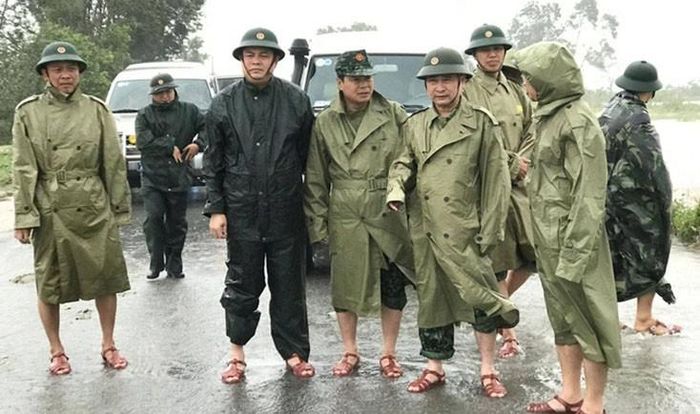 Thiếu tướng Nguyễn Văn Man, Phó tư lệnh Quân khu 4, thị sát tình hình mưa lũ và chỉ đạo công tác cứu hộ, giúp đỡ người dân tại huyện Phong Điền, Thừa Thiên Huế vào ngày 11/10/2020. Ảnh: Quân khu 4
