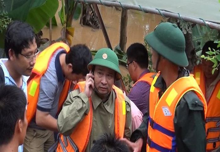 Thiếu tướng Nguyễn Văn Man trực tiếp chỉ huy ứng cứu, khắc phục lũ lụt tháng 10/2016 (Ảnh: Lan Anh).
