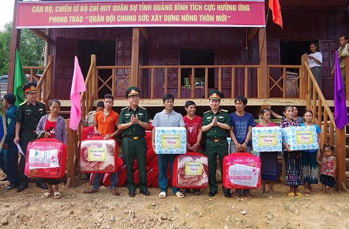 Trong quá trình công tác, Thiếu tướng Nguyễn Văn Man luôn gần gũi, quan tâm người dân vùng lũ lụt, người nghèo.